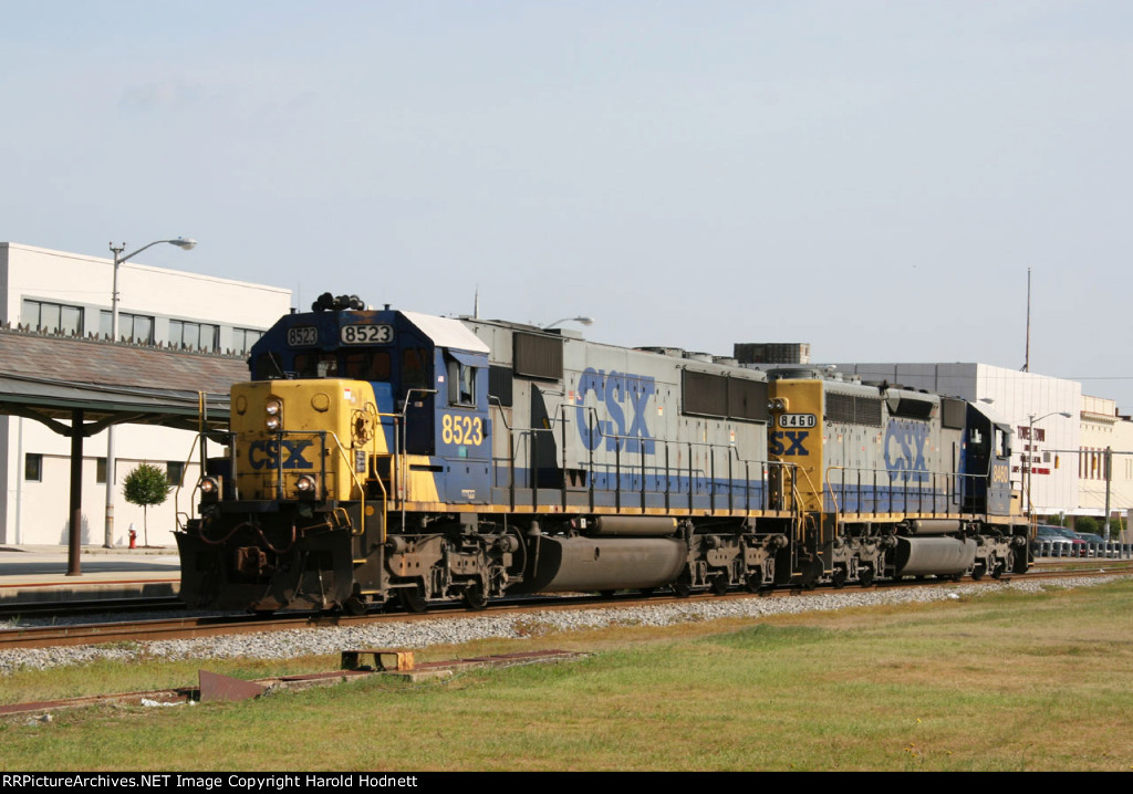 CSX 8523 & 8460 head to the yard as train Y364